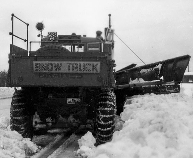 http://www.badgoat.net/Old Snow Plow Equipment/Trucks/Walter 100 Traction/Mass DPW Snowfighters/GW640H522-16.jpg